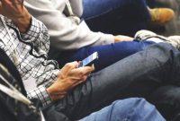 Sering Merasa Kesepian di Tengah Keramaian, Ini Trik untuk Mengatasinya